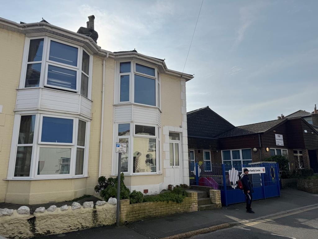 Lot: 108 - TOWN CENTRE HOUSE FOR INVESTMENT OR OWNER OCCUPATION - An alternative angle of the front elevation